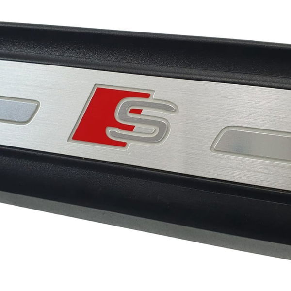 Soleira Dianteira Esquerda Audi Q8 2020 Preto