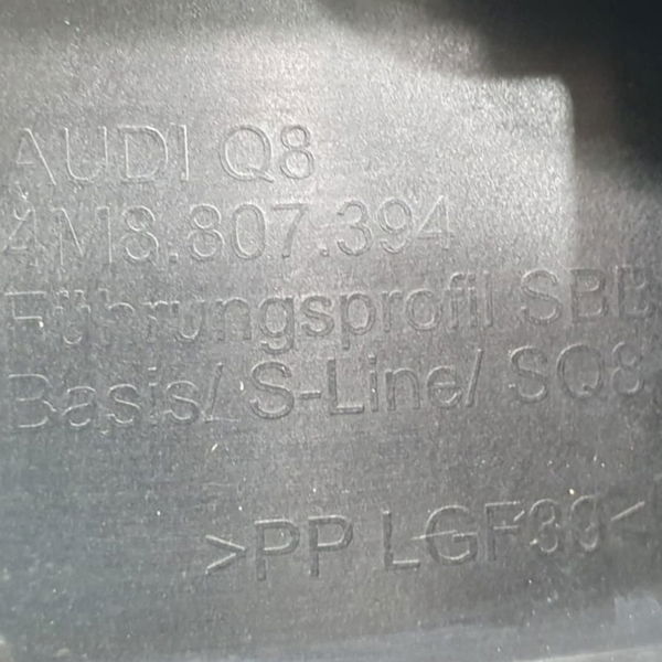 Guia Para-choque Traseiro Direito Audi Q8 2020 / 4m8807394