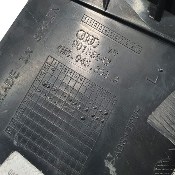 Acabamento Lanterna Esquerda Audi Q8 2020 / 4m8945253a