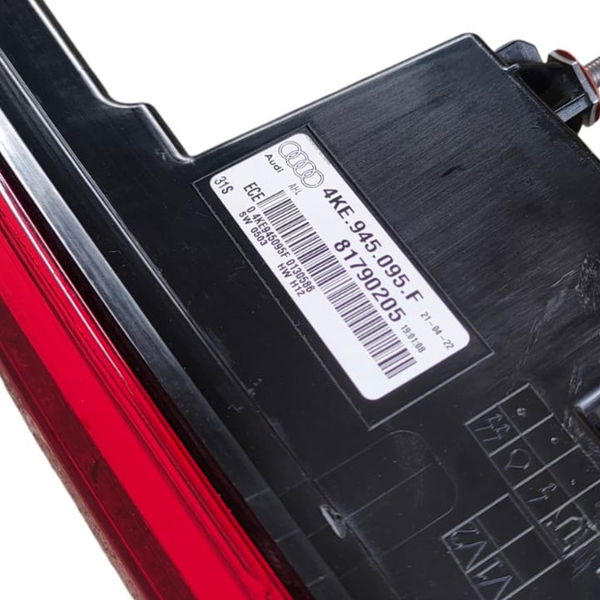 Lanterna Tampa Traseira Audi E- Tron 2020 C/detalhe Esquerdo Vermelho