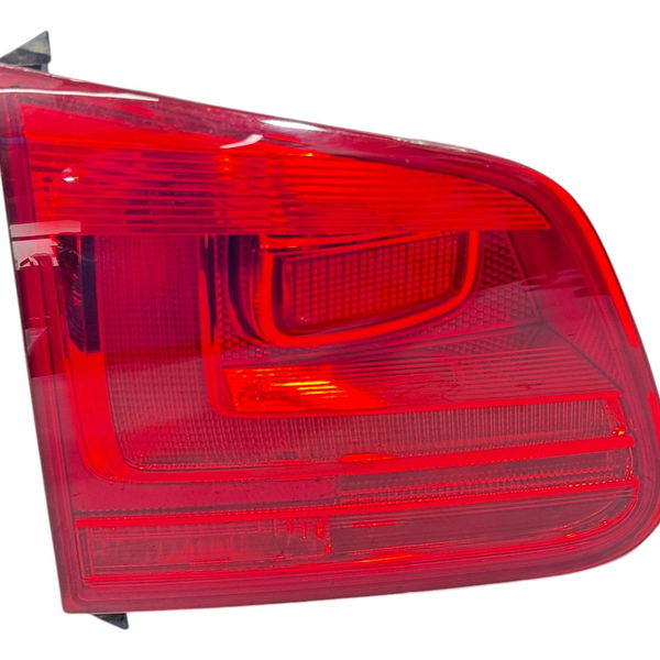 Lanterna Tampa Tras. Esq. Tiguan 2012 5n0945309 Esquerdo Vermelho