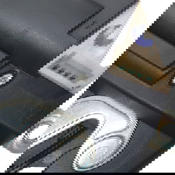 Fechadura Direita Tampa Caçamba Rampage Rebel 2024