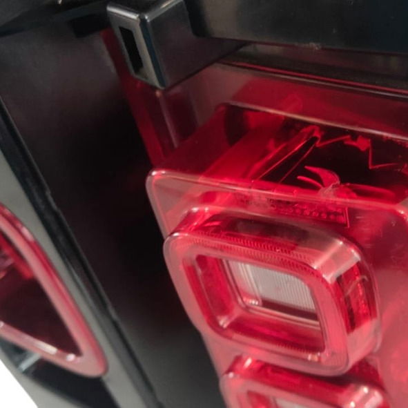 Lanterna Traseira Direita Range Rover Defender 2020 (detalhe Direito/passageiro Vermelho