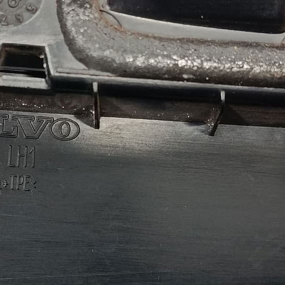 Moldura Black Piano Porta Traseira Esquerda Volvo Xc40 2018 Preto