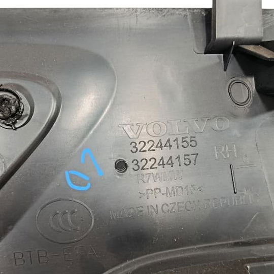 Suporte Tampão Bagagito Direito Volvo Xc40 2018 2.0 Preto