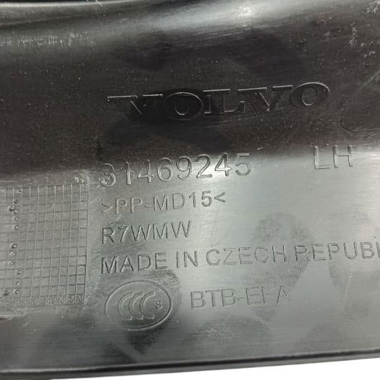 Soleira Porta Traseira Esquerda Volvo Xc40 2018 2.0 Preto