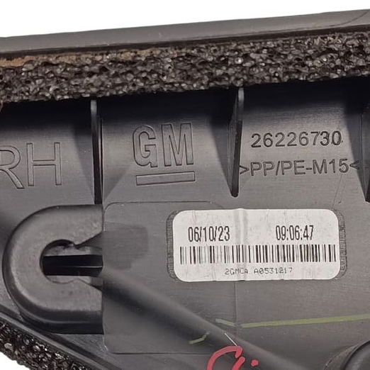 Moldura Interna Traseira Direita Chevrolet Tracker 1.2 2023 - Preto - Animal Print