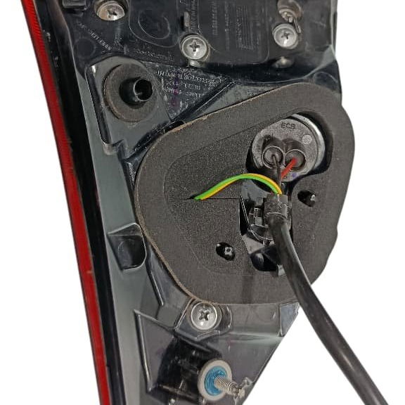 Lanterna Traseira Esquerda Chevrolet Tracker 1.2 2023 Esquerdo/motorista Vermelho