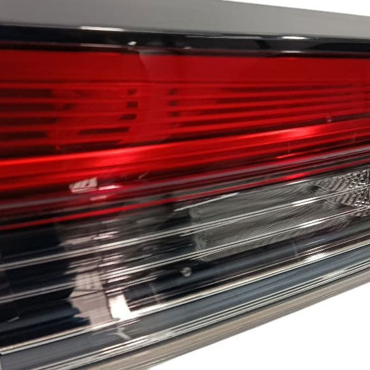 Lanterna Traseira Esquerda Mala Corolla Cross Hybrid 23/24 Esquerdo/motorista Vermelho