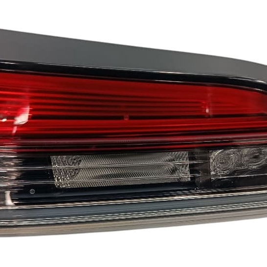 Lanterna Traseira Esquerda Mala Corolla Cross Hybrid 23/24 Esquerdo/motorista Vermelho