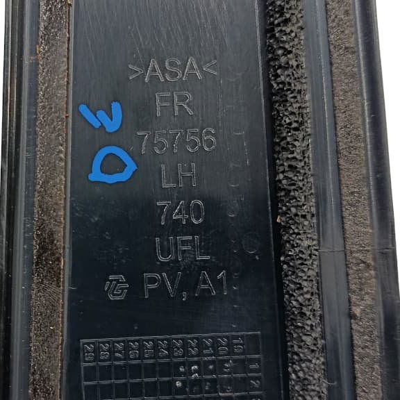 Aplique Coluna Dianteira Esquerda Corolla Cross Hybrid 23/24 - Preto