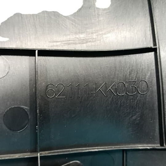 Moldura Acabamento Carpete Dianteiro Dir Toyota Sw4 Gr 2024 Preto