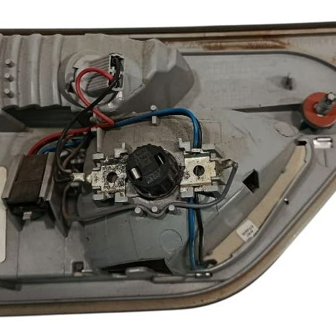 Lanterna Tampa Traseira Direita Bmw X3 2008 - Direito/passageiro - Vermelho