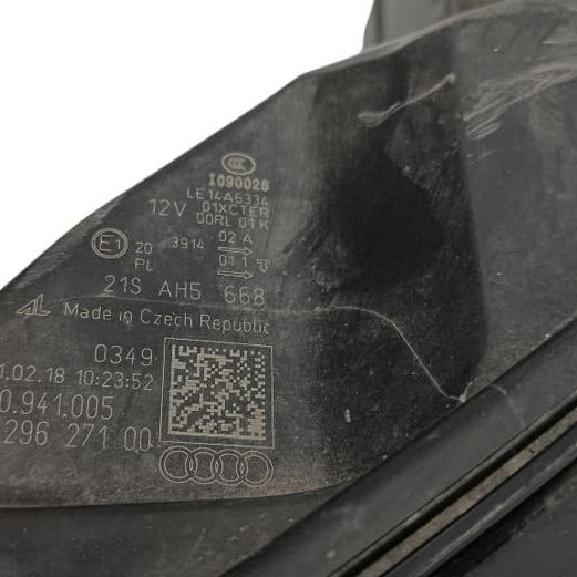 Farol Dianteiro Esq. Audi A4 2017 (carcaça Com Um Quebrada) Esquerdo/motorista