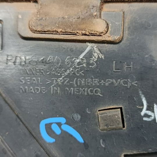 Aplique Lateral Esquerdo Tampa Tras. Chevrolet Equinox 2018 Preto