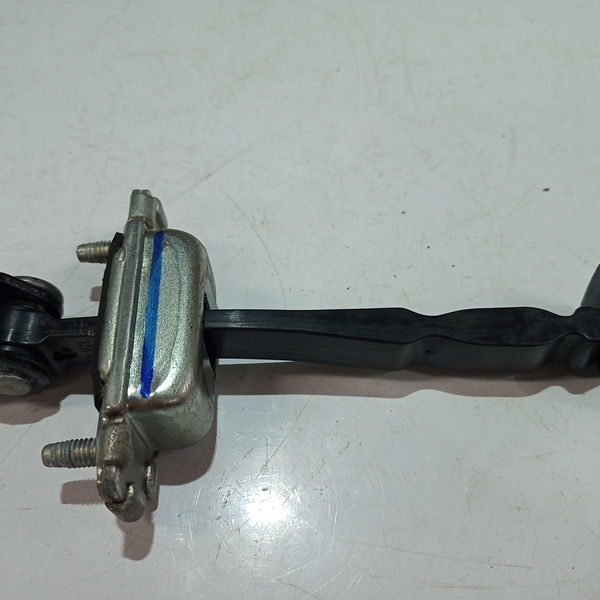 Limitador De Porta Dianteira Esquerda Cobalt 2018