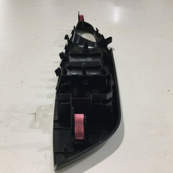 Moldura Botao Vidro Dianteiro Esquerdo Yaris 1.5 2022