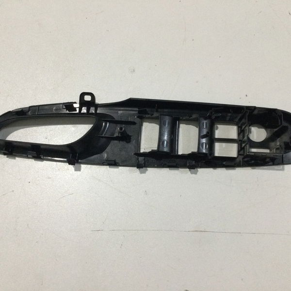 Moldura Botao Vidro Dianteiro Esquerdo Yaris 1.5 2022