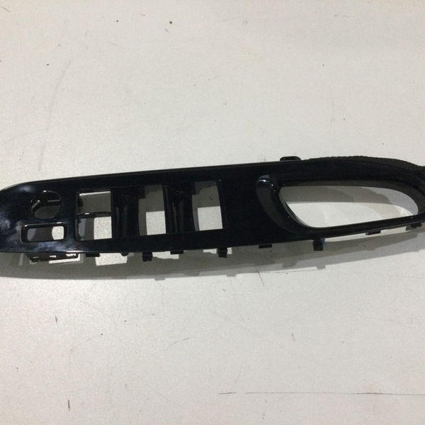 Moldura Botao Vidro Dianteiro Esquerdo Yaris 1.5 2022