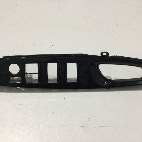 Moldura Botao Vidro Dianteiro Esquerdo Yaris 1.5 2022