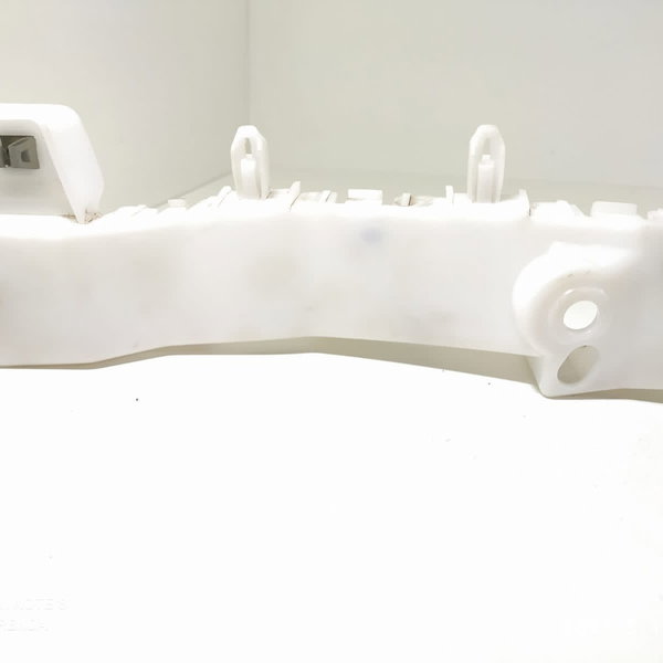 Suporte Guia Parachoque Tracker Dianteiro Esq 2020/2024