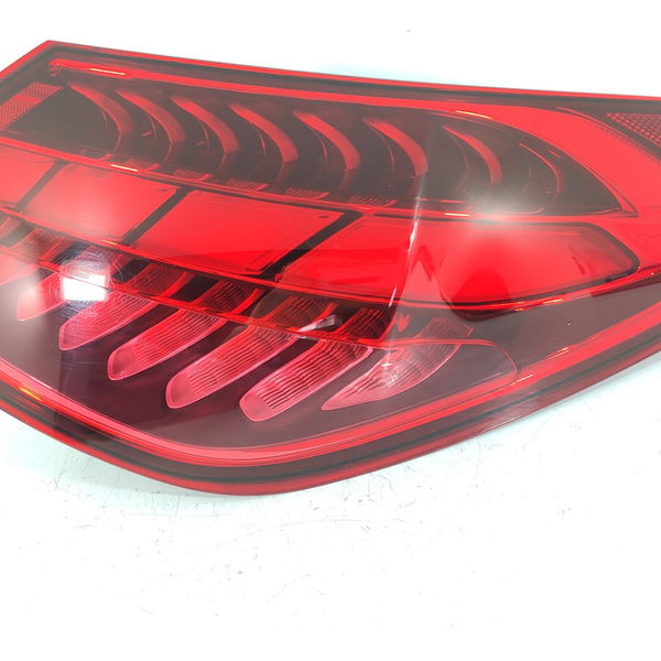 Lanterna Mercedes C200 C300 Direita 2022/2025 A2069063400 Direito/passageiro Vermelho