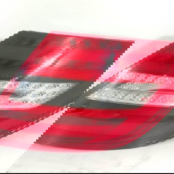 Lanterna Mercedes C180 C200 Direita 2012/2014 A2048202764 Direito/passageiro Vermelho